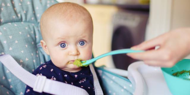 Prima pappa: come abituare il neonato a stare nel seggiolone?