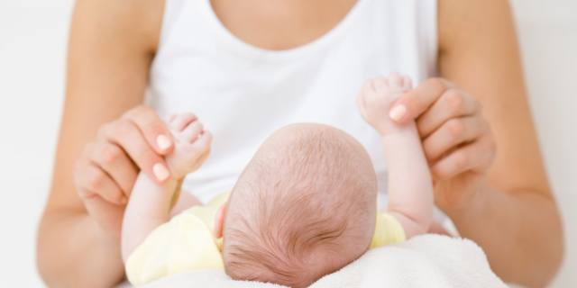 Come tenere in braccio il bebè: i consigli per mani e polsi