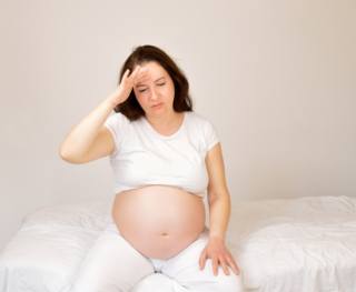 donna con vertigini in gravidanza appena sveglia