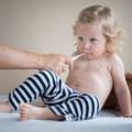 bambina con morbillo