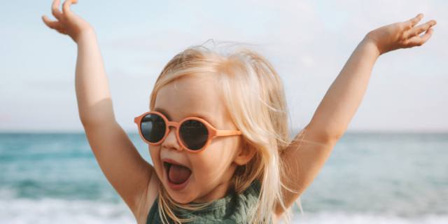 Come proteggere bambini e neonati dal sole? I consigli