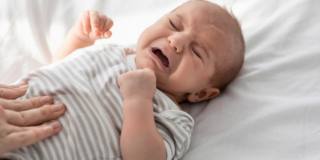 Coliche neonato: rimedi e cure, come agire?