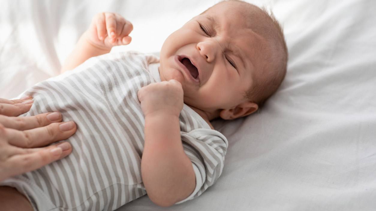 Coliche neonato: rimedi e cure, come agire? 