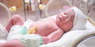 Come curare i bambini prematuri? Ecco cosa dicono i neonatologi