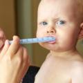 mamma dà farmaci a bebè