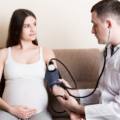 medico misura la pressione a donna con pre-eclampsia