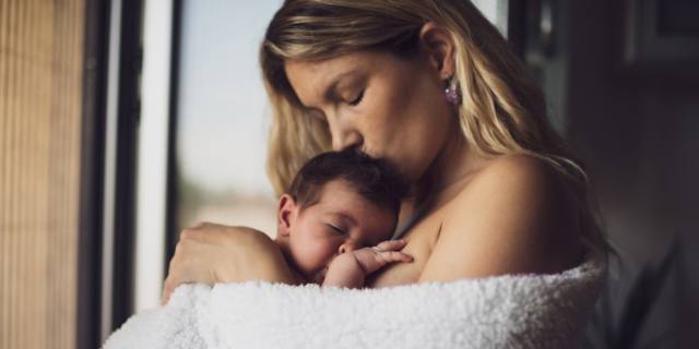 Contatto “pelle a pelle” e allattamento al seno precoce: perché fanno bene al neonato?