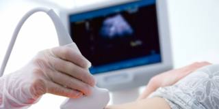 Come si fa l’amniocentesi e quali rischi ci sono?