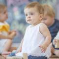 bambini al nido giocano insieme