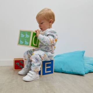 Bebè con scarpine biogateo di biomecanics Bebè con scarpine biogateo di biomecanics