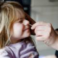 bambina fa il tampone per la variante omicron