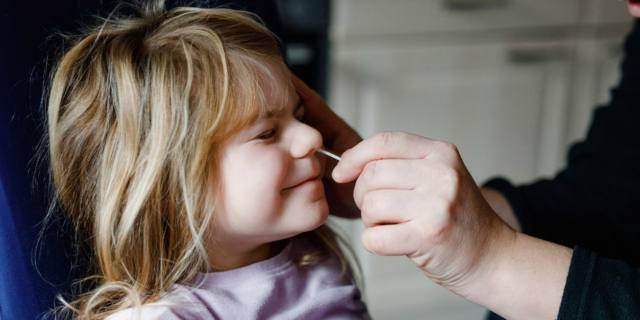 Covid nei bambini: perché Omicron non li protegge dalle reinfezioni?