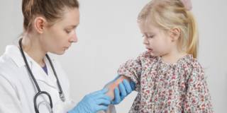 Medico visita bambina con dermatite atopica