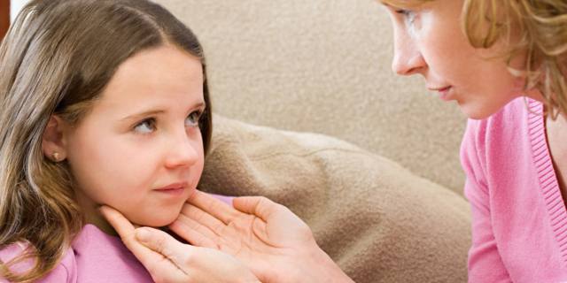 Mononucleosi nei bambini, come avviene il contagio e quando preoccuparsi