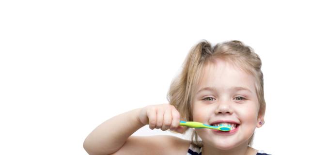 Viaggi interdentali: come insegnare ai bambini a lavarsi i denti?