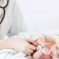 Pediatra visita neonato