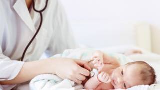 Pediatra visita neonato