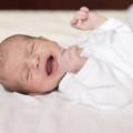 neonato con coliche da allattamento