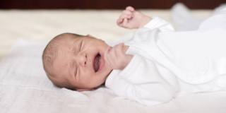 neonato con coliche da allattamento