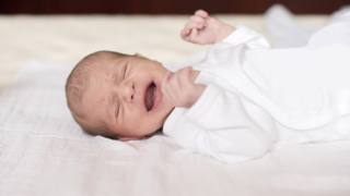 neonato con coliche da allattamento