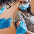 donna in gravidanza fa il vaccino per il covid