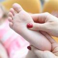 bambina con piedi piatti massaggiati dalla mamma