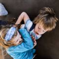 bambino aggressivo picchia la sorellina