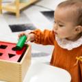 bimba gioca con la scatola per imbucare montessori