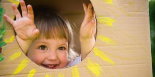 bambina gioca con la scatola dei misteri montessori