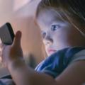 I bambini usano troppo lo smartphone prima di dormire