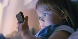 I bambini usano troppo lo smartphone prima di dormire