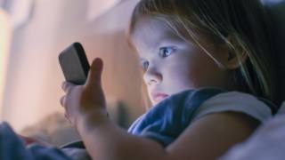 I bambini usano troppo lo smartphone prima di dormire