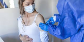 donna in gravidanza fa il vaccino contro il covid