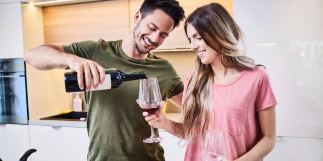 Fertilità: perché donne e uomini dovrebbero limitarsi nel bere alcolici?