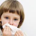 Bambina con raffreddore causato da allergie