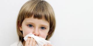 Bambina con raffreddore causato da allergie