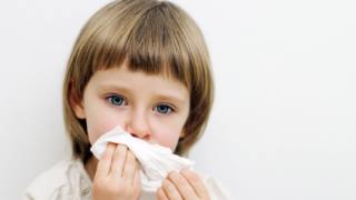 Bambina con raffreddore causato da allergie