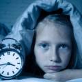 La mancanza di sonno induce ad aumentare il consumo di cibo spazzatura. così i bambini diventano obesi