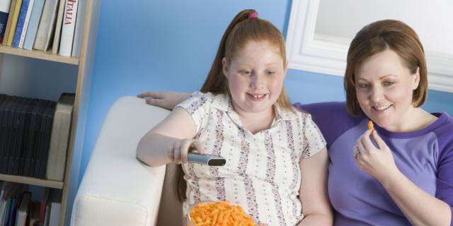 Perché i bambini diventano obesi? Può essere anche colpa della mamma?