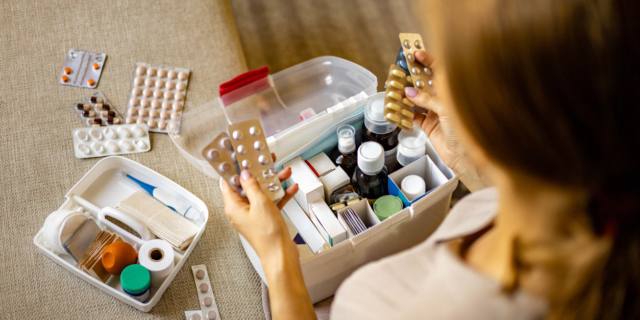 Farmaci: perché i genitori devono fare attenzione a quelli scaduti (ma non lo fanno)?