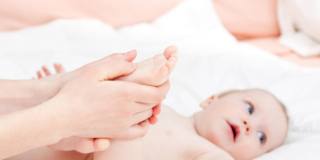 Il massaggio ai neonati fa bene a mamma e bebè