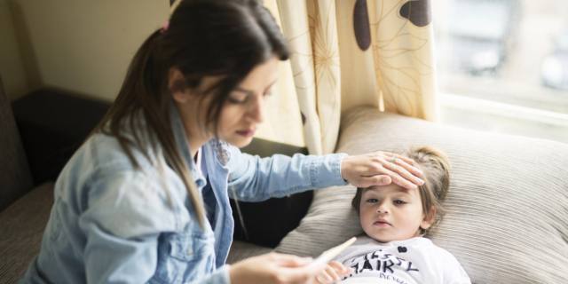 Febbre nei bambini: cosa fare se non scende e perché?