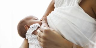 Quanto fa bene il latte materno al neonato?