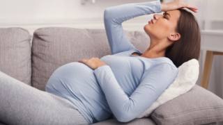 Il mal di testa in gravidanza puà peggiorare. ecco in quali casi e perché