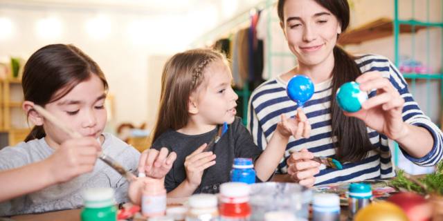 Quali sono gli addobbi natalizi low cost da fare in casa con i bambini?