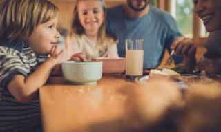 fare la prima colazione è importante per tutti, soprattutto per i bambini