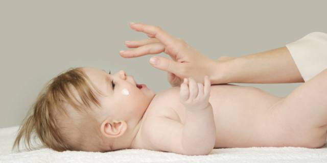 Cosa mettere sulla pelle del neonato? I consigli degli esperti