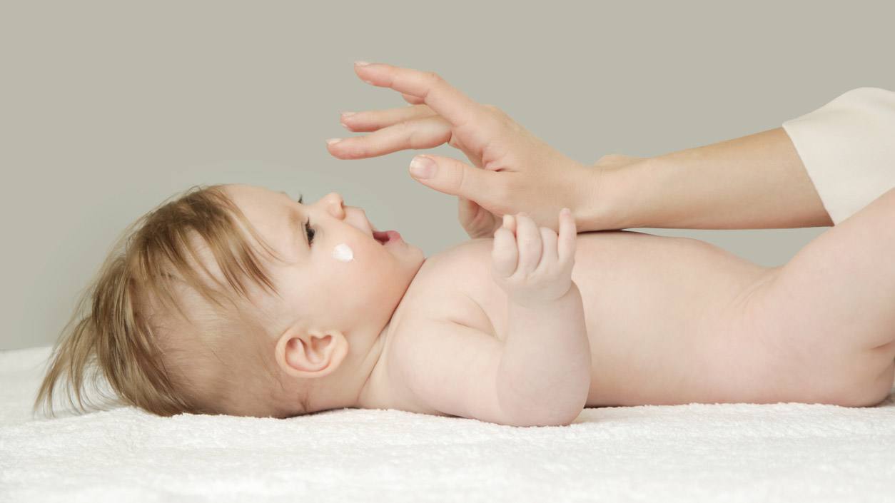Cosa mettere sulla pelle del neonato? I consigli degli esperti 