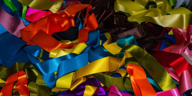 Come preparare in casa con i bambini la scatola dei nastri Montessori?