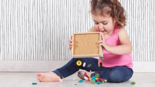 Il gioco dei bottoni montessori aiuta i bambini a sviluppare molteplici facoltà
